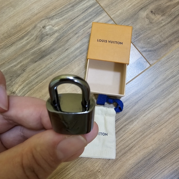Authentic Louis Vuitton Gunmetal/silver tone lock & key #315 - Picture 7 of 13